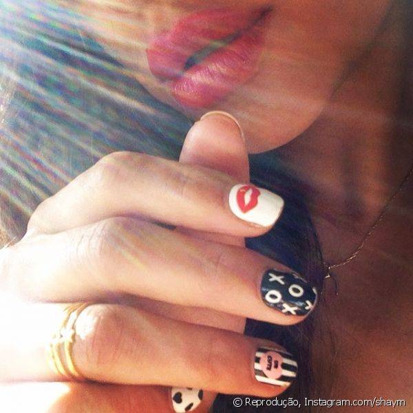 Para nail arts rom?nticas, a atriz Shay Mitchell investe em desenhos delicados